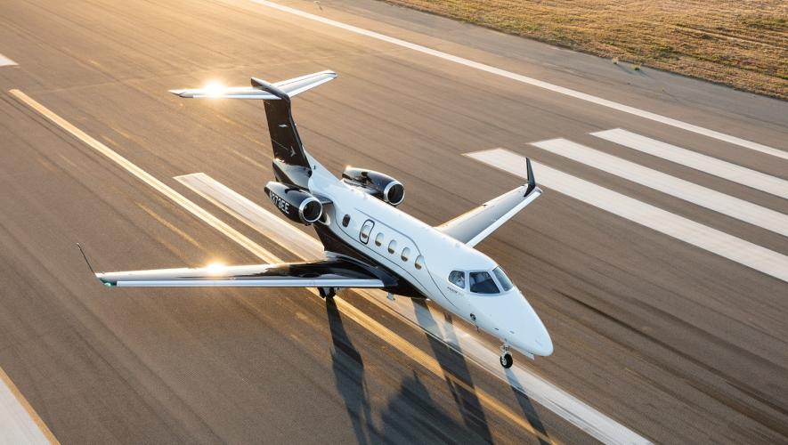 Embraer Phenom 300E taxiando, imagem usada para ilustrar o crescimento da atividade executiva em maio