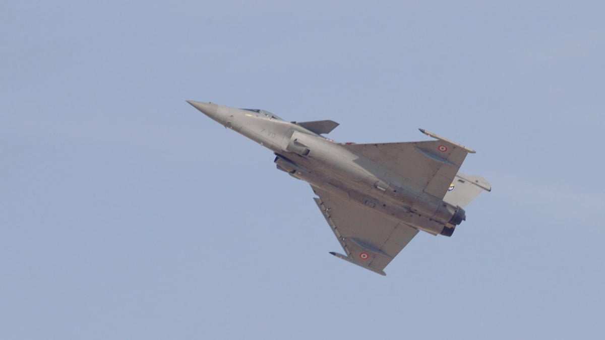Dassault Rafale Fighter Jet Flies at the Dubai Airshow | Aviation ...