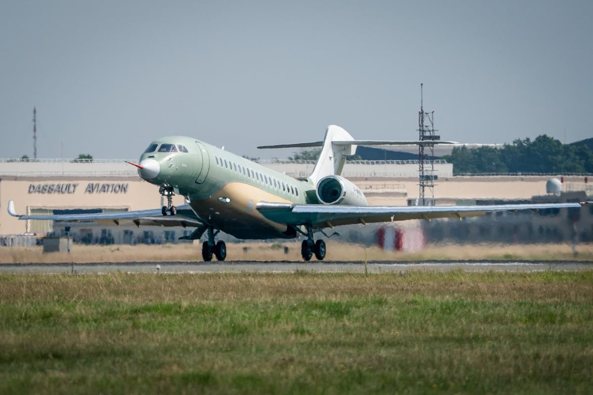 Dassault's Falcon 10X Bizjet Makes First Test Flight