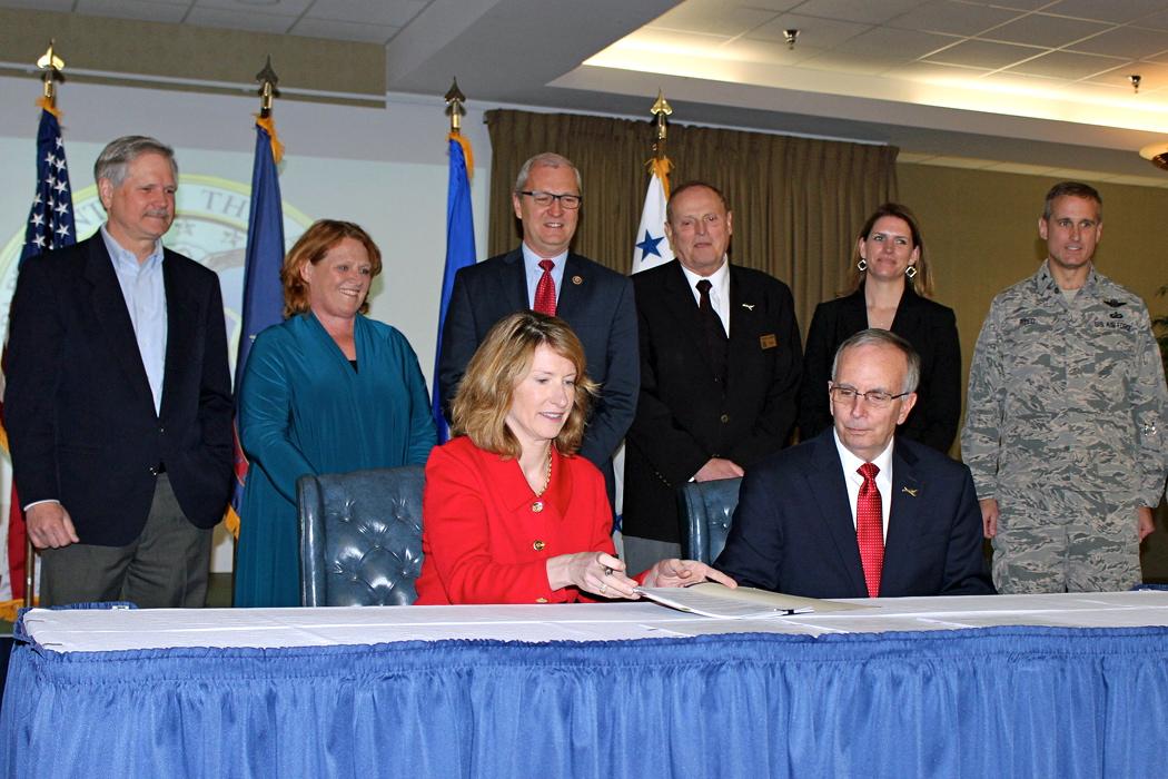 Signs Using Uas Initial U.S. Air Force, UAS Park Sign Joint-Use Agreement for Runway | Aviation ...