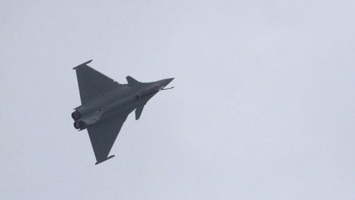 Dassault’s Rafale Fighter Jet Rips Through the Skies of Singapore ...