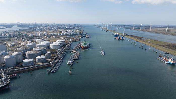 Fuel port with oil tankers