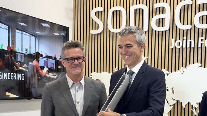 Otto CEO Scott Drennan and Sonaca CEO Yves Delatte.