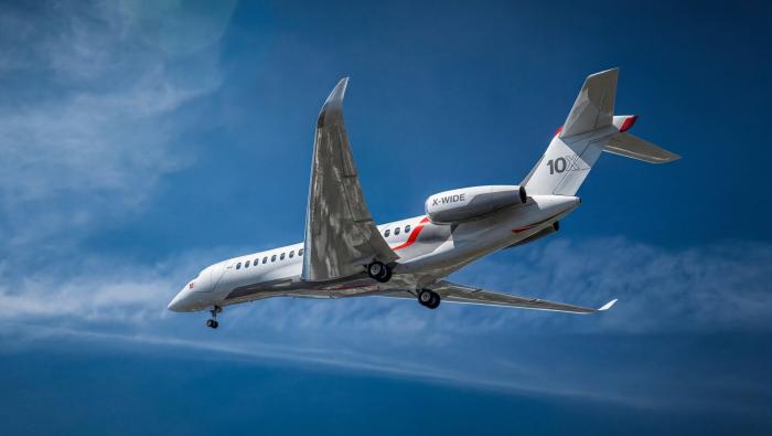 A Dassault Falcon 10X in flight