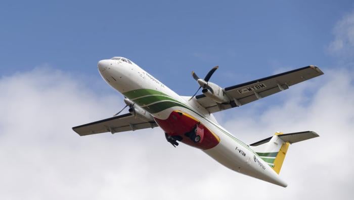ATR 72 in flight, Kepplair livery stripes 