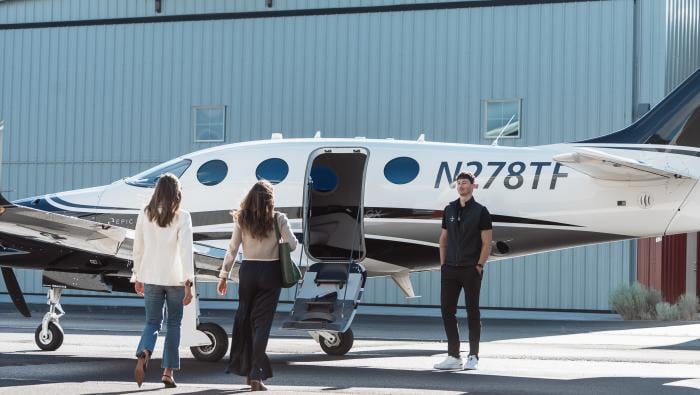 People board en Epic jet