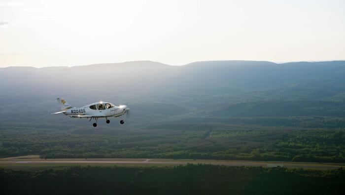 Cirrus TRAC 10 training airplane