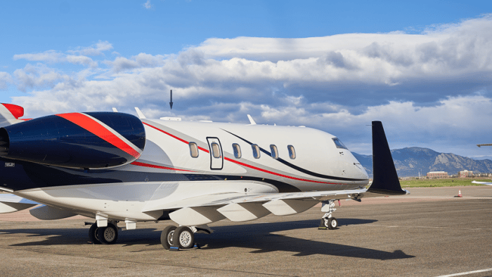 An arrow points to the Gogo Galileo HDX antenna on top of the fuselage of a business jet