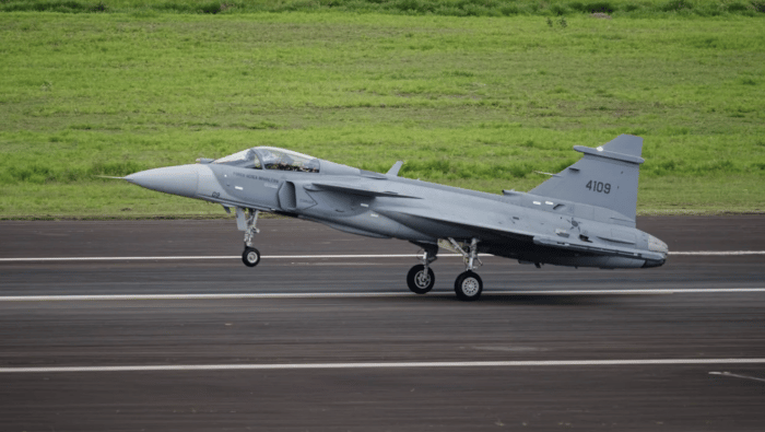 Gripen E landing on runway 