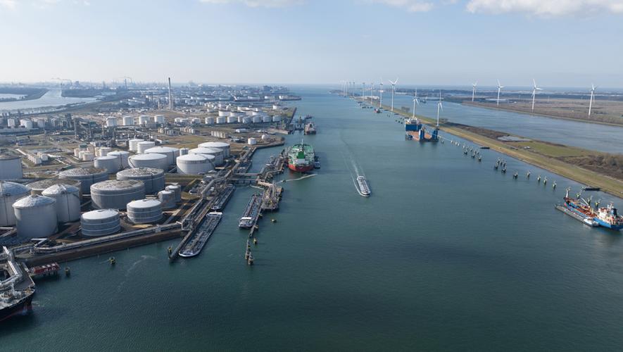 Fuel port with oil tankers