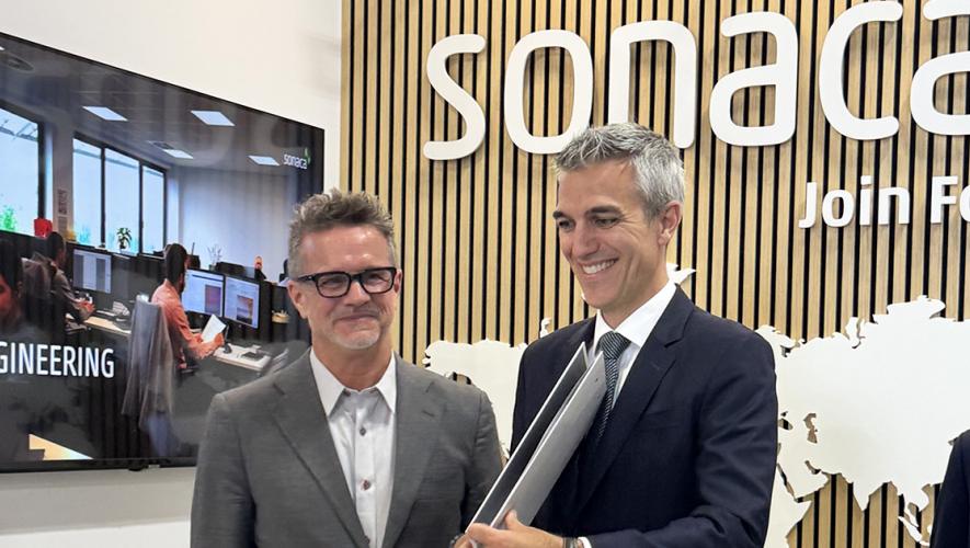 Otto CEO Scott Drennan and Sonaca CEO Yves Delatte.