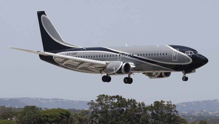 Boeing 737 airborne 