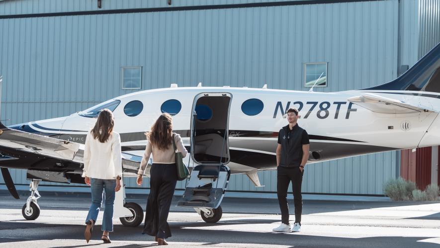 People board en Epic jet