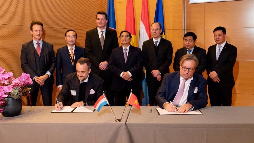 Luxaviation Group CEO Patrick Hansen and Chris Farwell, Thien Minh Group deputy director general and CFO signing mutual cooperation agreement