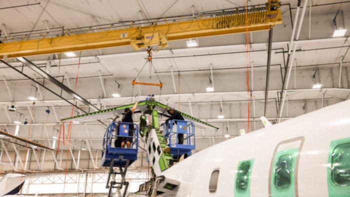 Duncan Aviation airframe technicians at work on Challenger 300 7500-Landing inspection