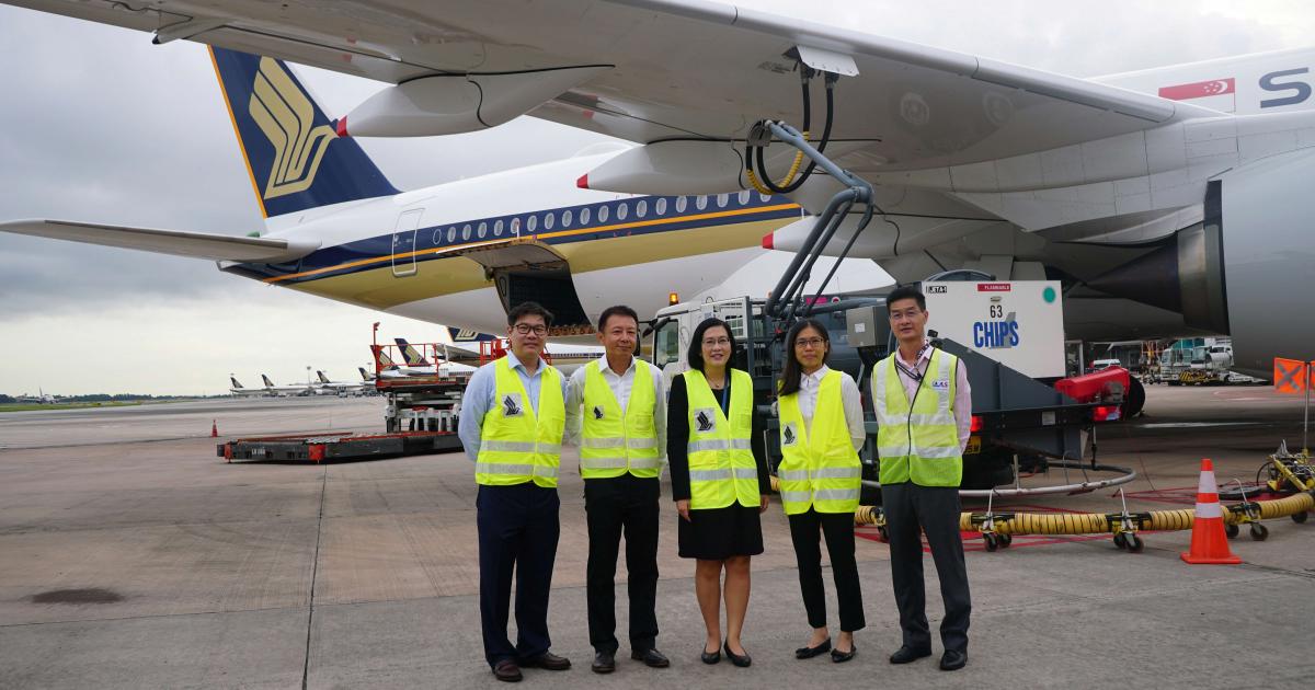 Representatives from CAAS, SIA, Temasek, ExxonMobil, and Neste at the uplifting of blended SAF onto SIA aircraft