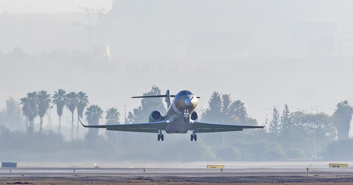 Gulfstream G300 makes its first flight