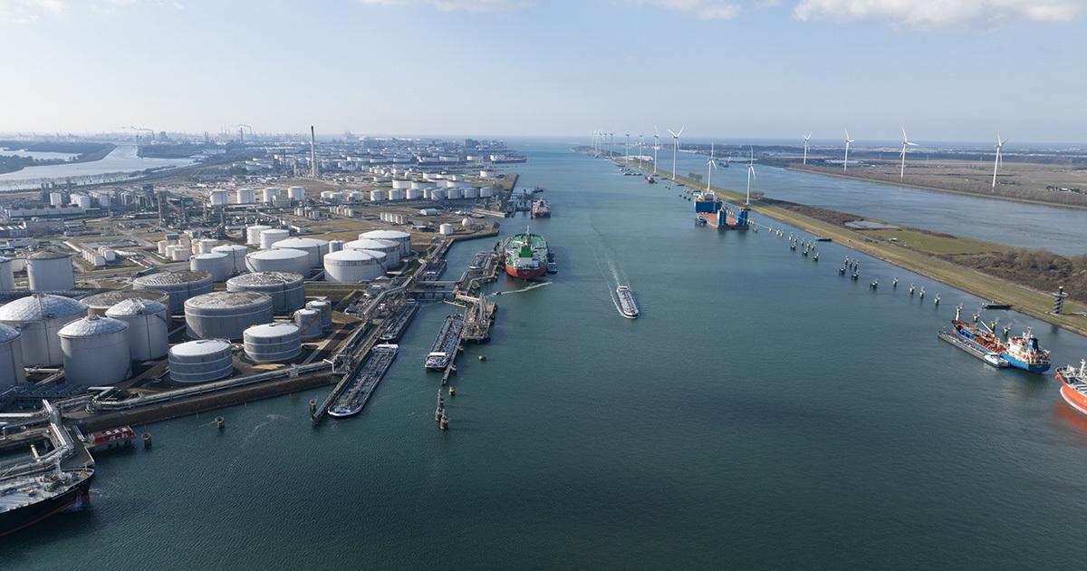 Fuel port with oil tankers