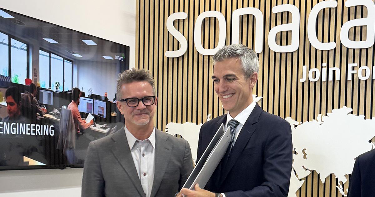 Otto CEO Scott Drennan and Sonaca CEO Yves Delatte.