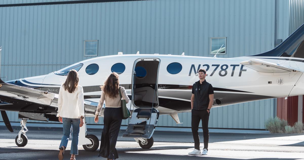 People board en Epic jet