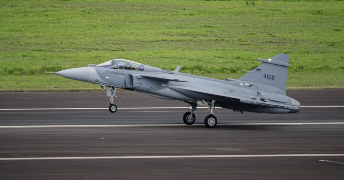 Gripen E landing on runway 
