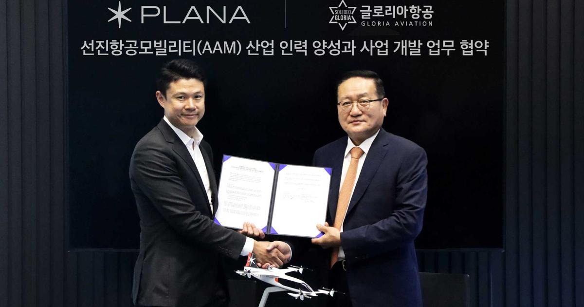 Plana chief product officer Jinmo Lee and Gloria Aviation CEO Dae-hyun Shin shake hands
