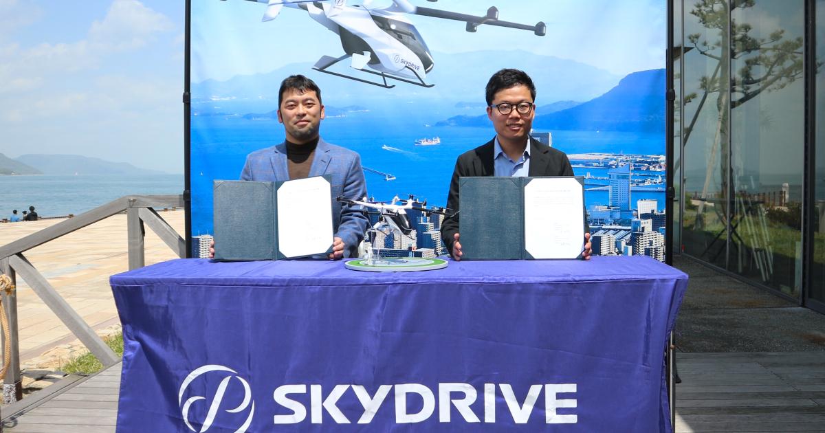 Taiho's president and CEO Kazuyuki Inui (left) signs a memorandum of understanding with SkyDrive CEO Tomohiro Fukuzawa