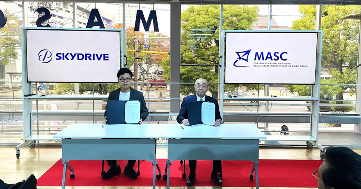 SkyDrive CEO Tomohiro Fukuzawa (left) and MASC president Minehito Inoue signed a memorandum of understanding during a ceremony held at an eVTOL exhibition hall in Kurashiki-city on Nov. 10, 2023.