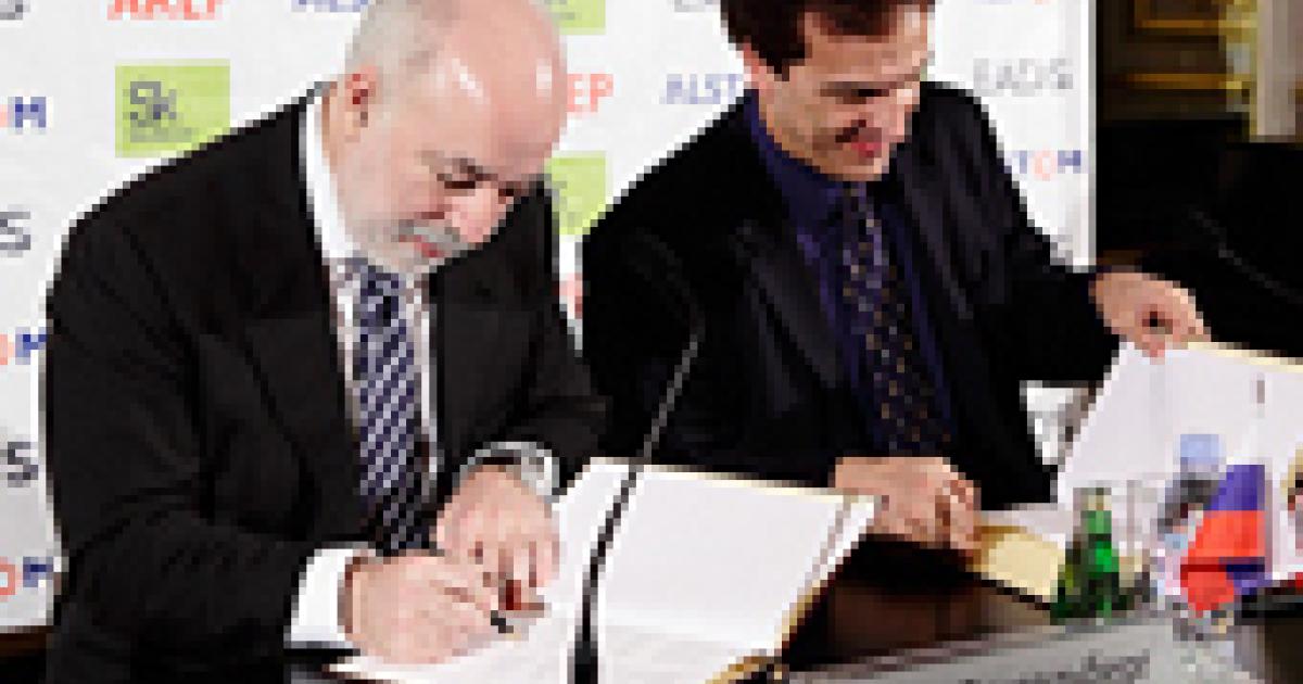 Jean Botti, EADS chief technical officer (right), and Viktor Vekselberg, executive president of the Skolkovo Foundation, signed an agreement in Paris on March 2 outlining EADS’s intention to participate in the Russia-based Skolkovo Innovation Centre. [Photo: Airbus]