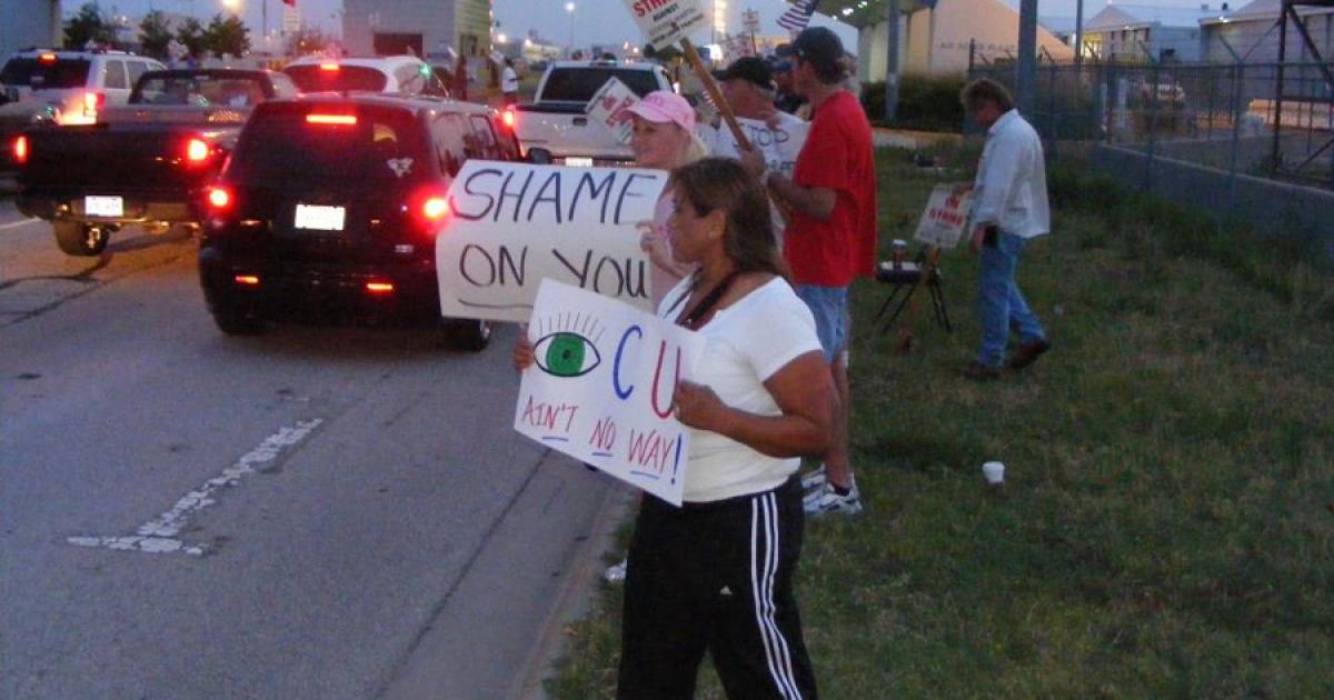 Machinists union members picket outside the Lockheed Martin Aeronautics plant in Fort Worth, Texas, in this photo posted on the union’s strike website. (Photo: IAM Local 776)