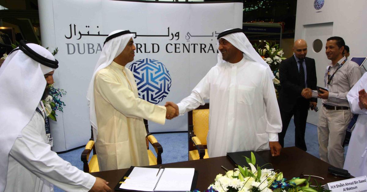 HH Sheikh Ahmed bin Saeed Al Maktoum (r.) and Omar Abdulla Al Futtaim sign an agreement bringing the first general aviation services provider to Dubai's new Al Maktoum International Airport.