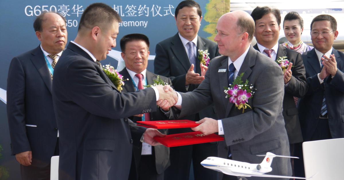Gulfstream senior sales and marketing vice president Scott Neal and Nanshan Jet general manager Wang Wei sign an agreement for Nanshen Jet to purchase a G650 at Airshow China 2012.
