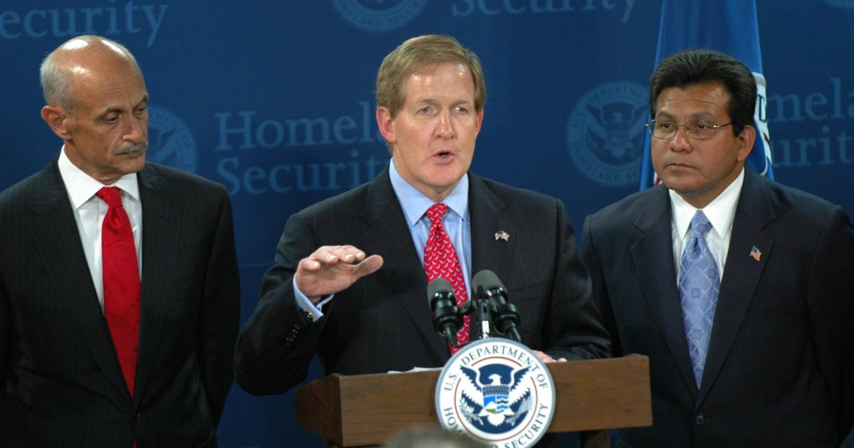 Kip Hawley, flanked by former Department of Homeland Security chief Michael Chertoff (l) and former U.S. Attorney General Alberto Gonzales, served as head of the TSA from 2005 to 2009.