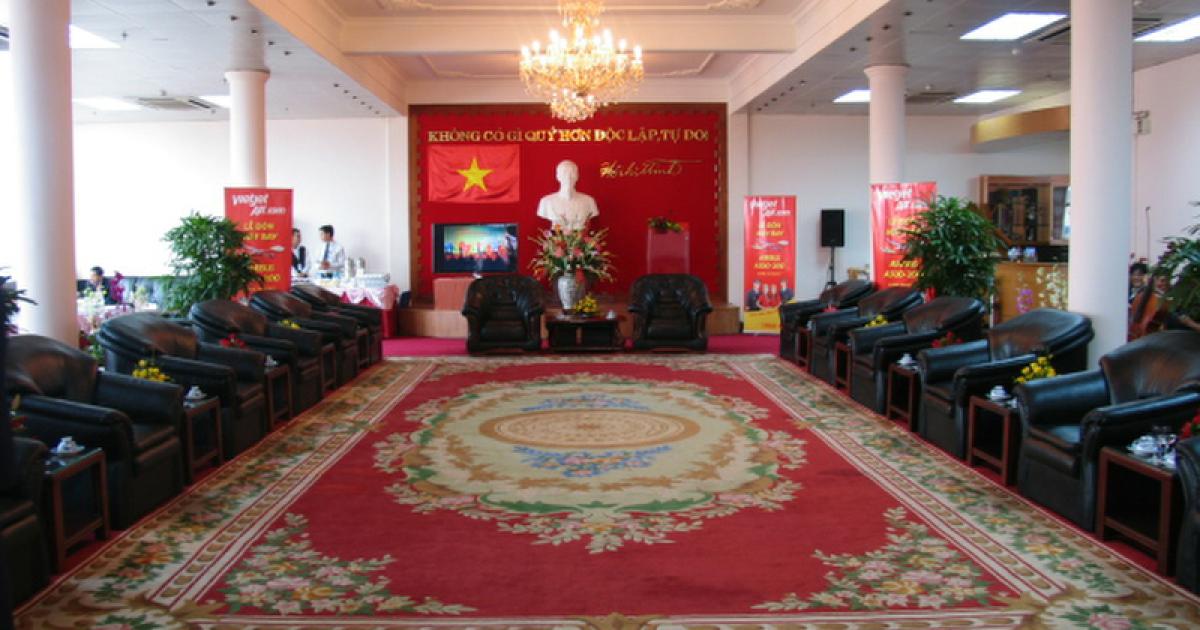 The main hall of the Vector Aviation FBO at Ho Chi Minh’s Tan Son Nhat Airport in Vietnam reflects more traditional Vietnamese décor.