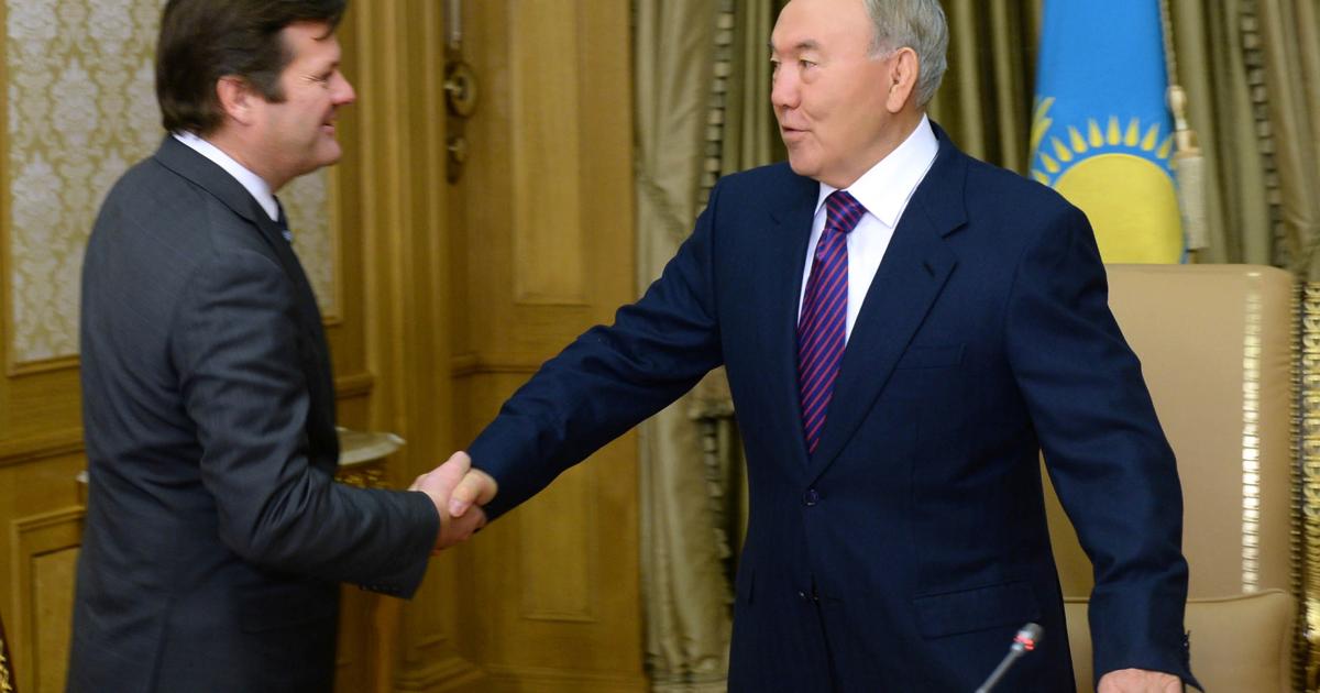 Kazakh President Nursultan Nazarbayev (right) and Bombardier president and CEO Pierre Beaudoin meet in Astana on February 26. 