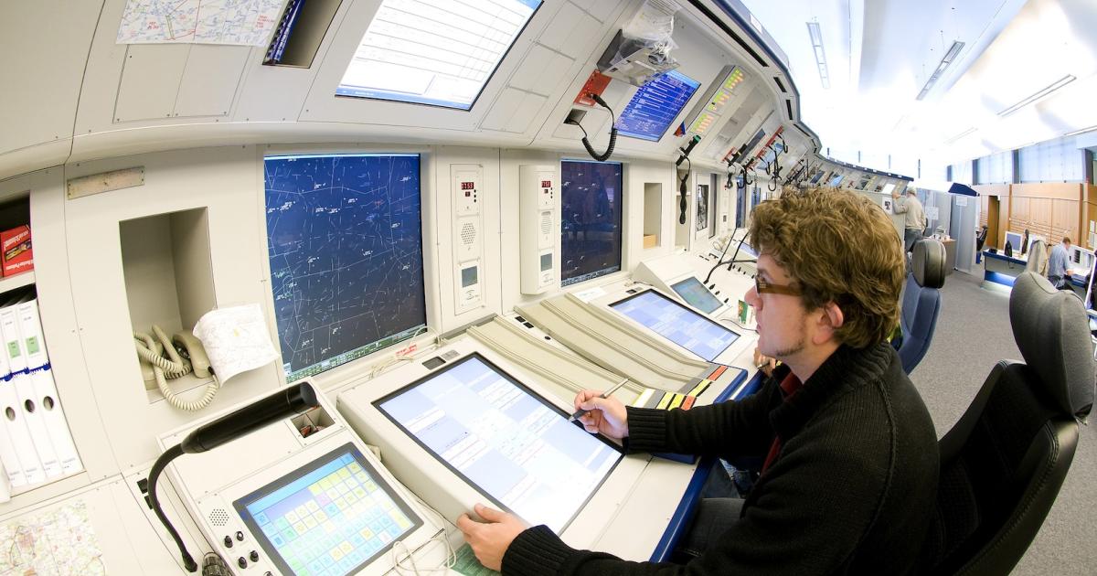 A DFS controller monitors air traffic at the Bremen Control Center. (Photo: DFS Deutsche Flugsicherung) 