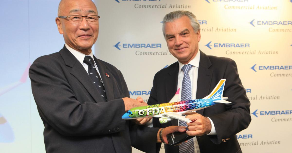 Yohei Suzuki, Fuji Dream Airlines’ CEO and chairman, is congratulated by Paulo Cesar Silva, president and CEO, Embraer Commercial Aviation.
