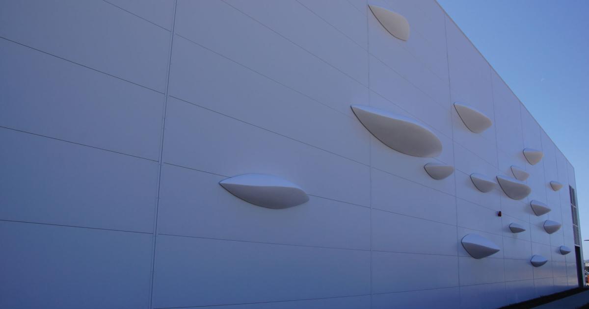 Artist Ken Gangbar’s unique aerodynamic sculpture graces the hangar façade fronting the entry drive at Landmark’s new FBO in San Diego.