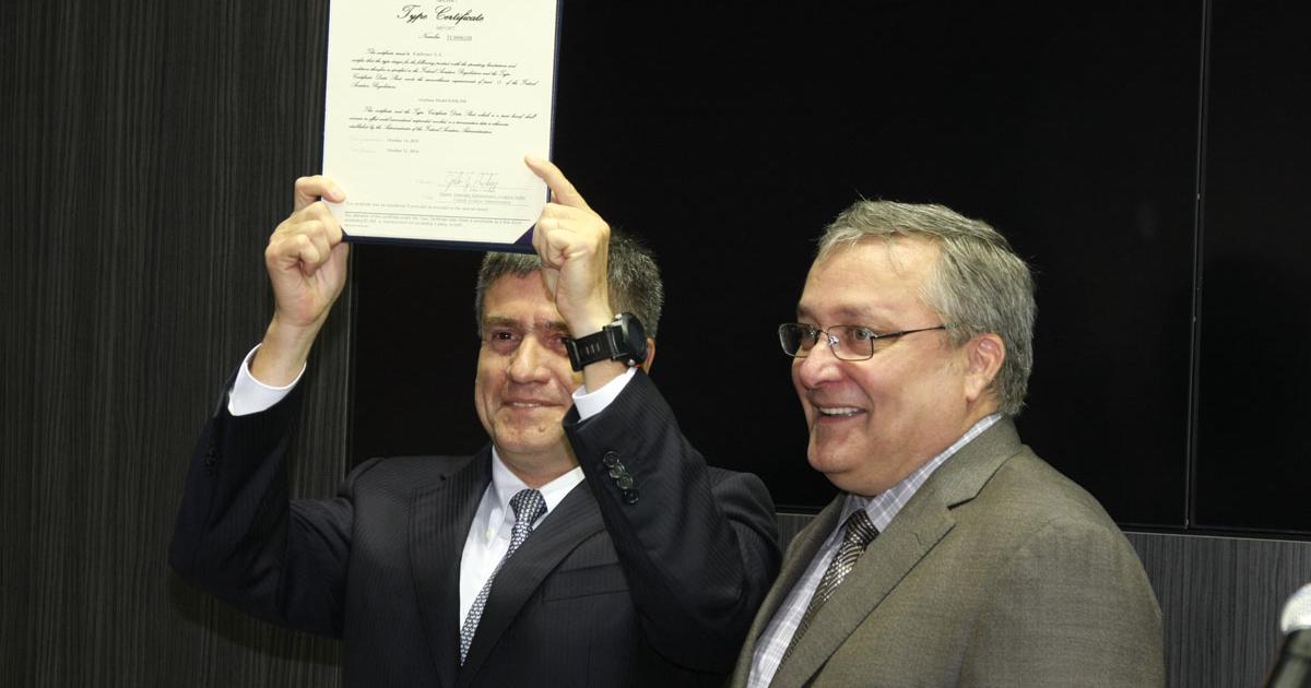 Embraer Executive Jets president Marco Túlio Pellegrini (l) proudly holds up the FAA type certificate for the company’s fly-by-wire Legacy 500 this afternoon at the NBAA Convention in Orlando, Fla., with FAA deputy associate administrator John Hickey at his side. The U.S. approval comes just two months after the super-midsize jet earned authorization from Brazil’s civil aviation authority. (Photo: Mariano Rosales/AIN)