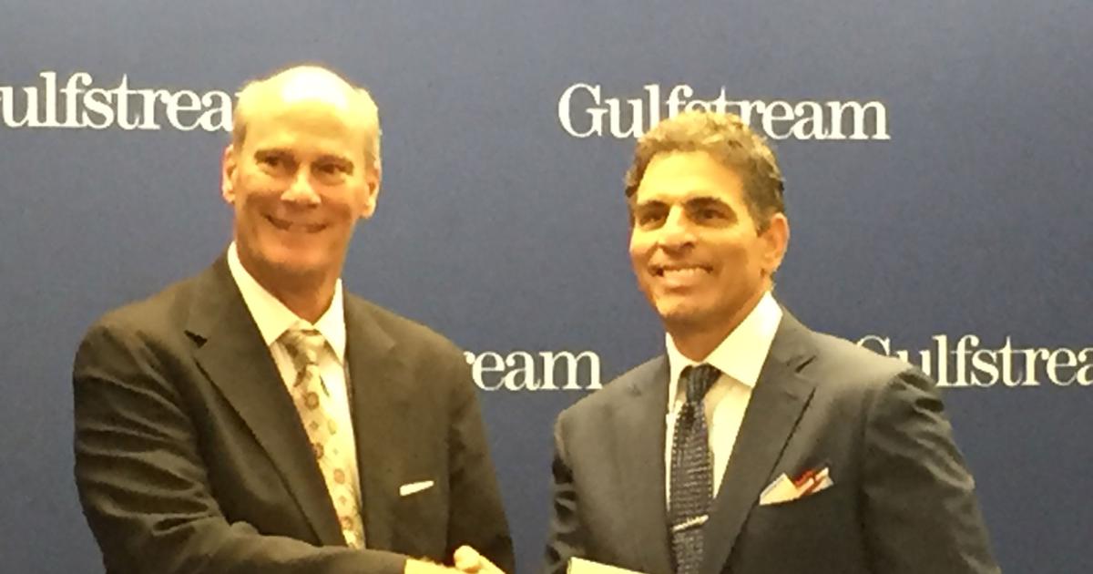 Larry Flynn, Gulfstream president (left), and Kenn Ricci, principal of DAC Capital, parent company of Flexjet, sign a firm order for 22 Gulfstreams. (Photo: Chad Trautvetter)