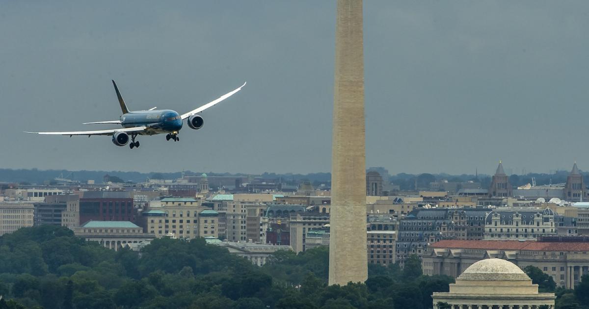 Vietnam Airlines’ first Boeing 787 flies past the Washington Monument before landing at Reagan National Airport in Washington, D.C. The airplane served as a backdrop for a ceremony attended by some 200 delegates, ambassadors and ministers from Vietnam and the U.S. (Photo: Boeing)