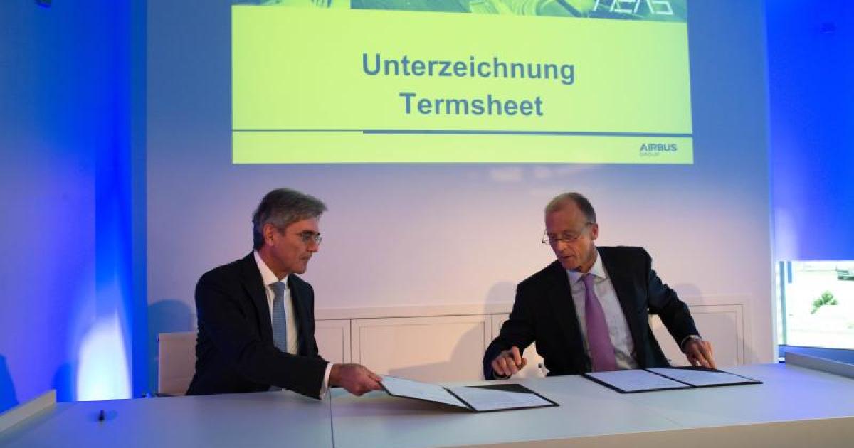 Siemens CEO Joe Kaeser (left) and Airbus Group CEO Tom Enders sign a deal to cooperate in the field of hybrid electric propulsion systems in Munich on April 7. (Photo: Airbus)
