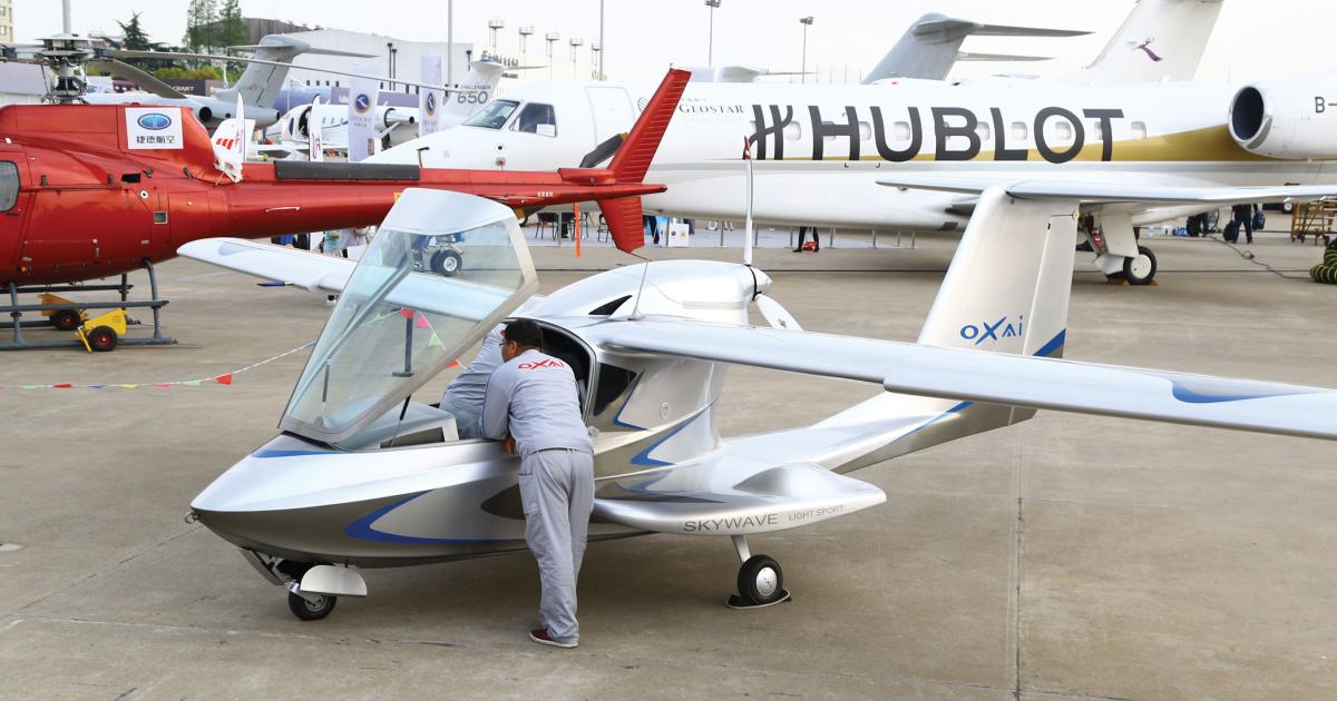 The Oxai Aircraft M2 amphibian piston single can seat two. The empty weight of the airframe, which is 90 percent carbon-fiber composite, is 350 kg/772 lb and maximum takeoff weight 650 kg/1,433 lb. With 100 liters/26 U.S. gallons of fuel, the M2 will fly up to 1,000 km/540 nm.  (Photo: David McIntosh/AIN)
