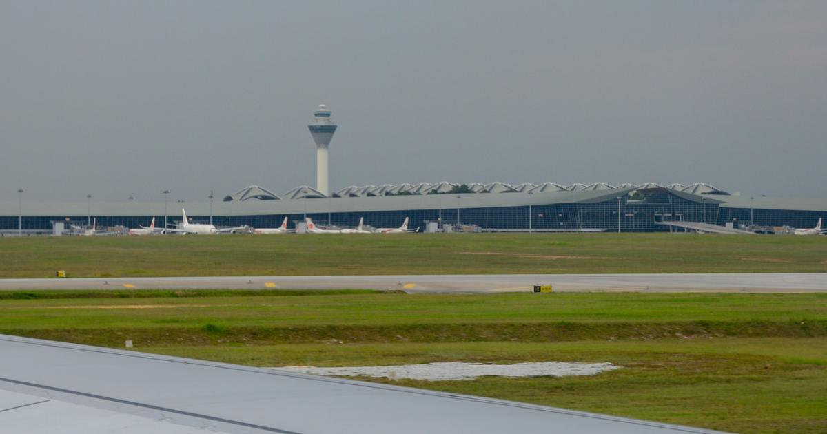 Kuala Lumpur International Airport now can manage 78 landings per hour. Authorities expect a new ATC center to increase that capacity to 108 per hour. (Photo: Flickr: <a href="http://creativecommons.org/licenses/by/2.0/" target="_blank">Creative Commons (BY)</a> by <a href="http://flickr.com/people/jlascar" target="_blank">Jorge Lascar</a>)