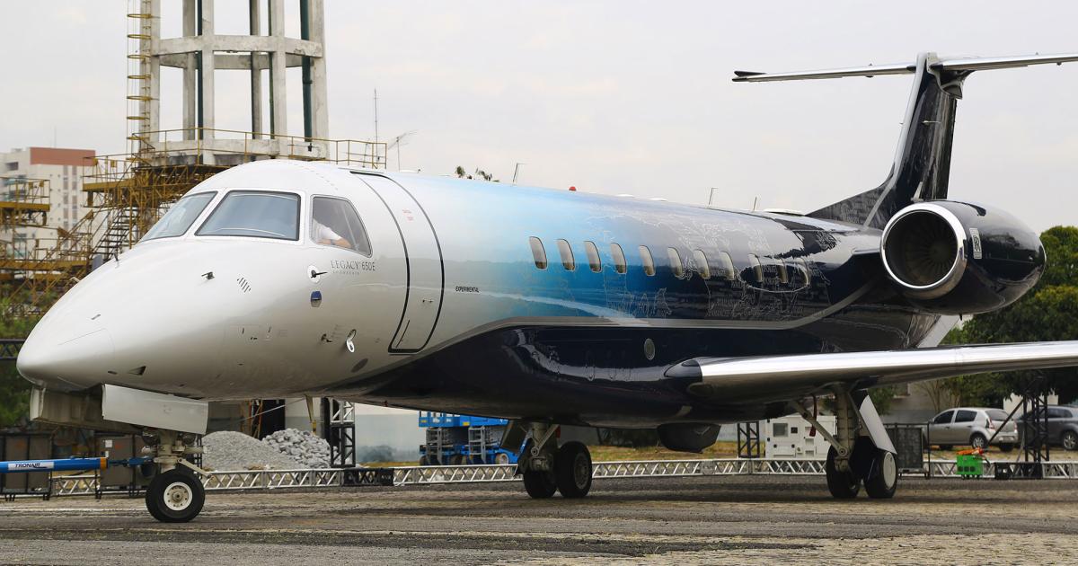 Blending all the different shades of blue on Embraer’s Legacy 650E prototype took 15 days of preparation and paint work. The metallic silver adds an elegant and rich tone to the overall effect.