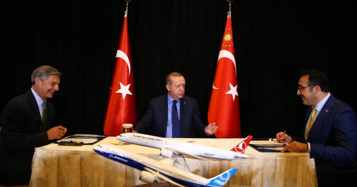 (From l to r) Boeing Vice Chairman Ray Conner, Turkish President Recep Tayyip Erdoğan and Turkish Airlines Chairman Ayci sign a deal covering the sale of 40 Boeing 787-9s during the UN General Assembly in New York.
