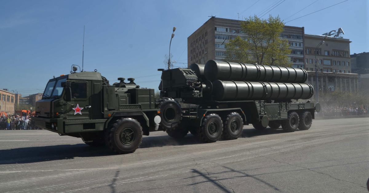 An S-400 Triumph surface-to-air missile system rolls through Moscow during a military parade. (Photo: Vladimir Karnozov) 