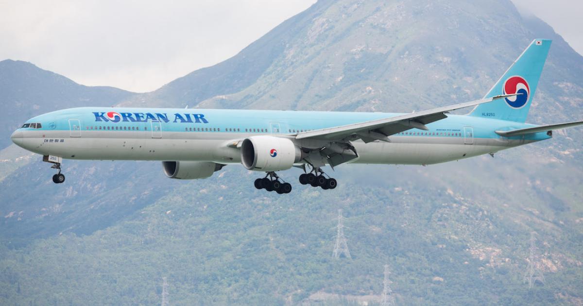 A Korean Air Boeing 777-300ER approaches Hong Kong International Airport. (Photo: Chen Chuanren)