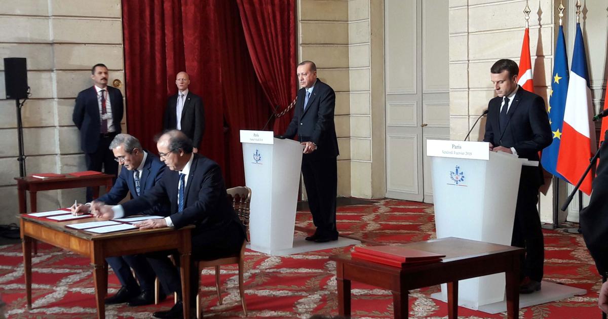 Watched by Presidents Erdogan (left) and Macron (right), Prof. Dr. Ismail Demir, head of Turkey’s SSM (left) and Abdoulaye Samba, managing director of Eurosam (right) sign the contract to study a new long-range air and missile defense system. (Photo: Eurosam)