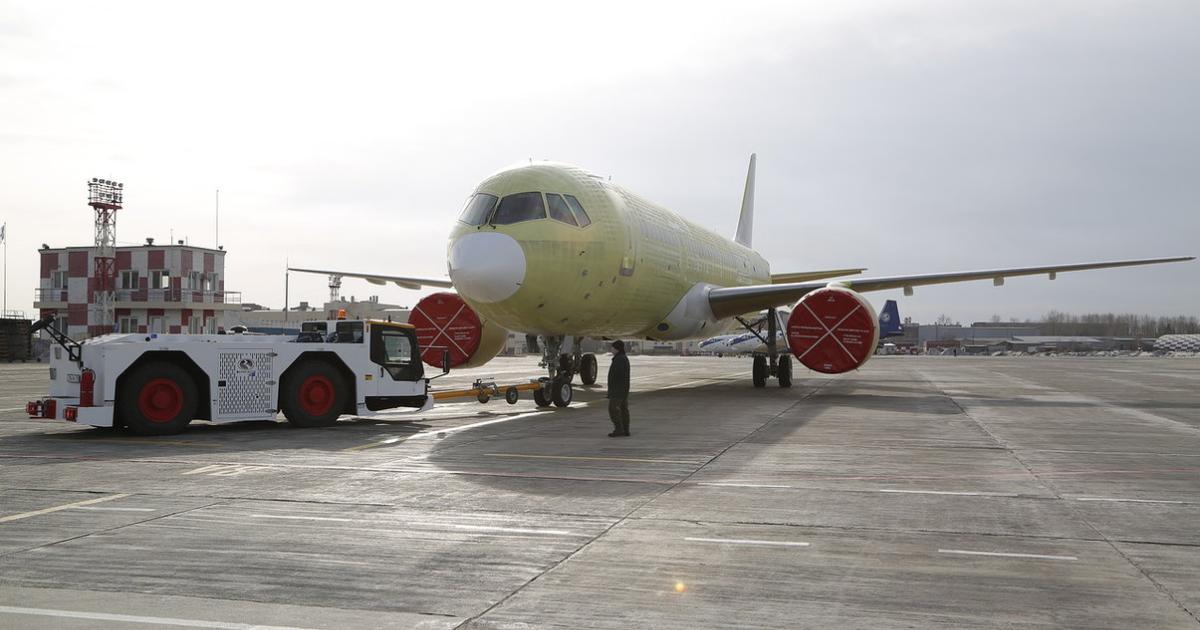 The second MC-21 gets towed to the flight test department at Irkut's facilities in Irkutsk, Russia. (Photo: Irkut Aviation Plant)